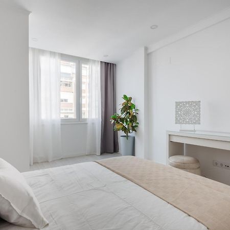 Light-Filled, Fully Renovated Apt Near Belem, By Timecooler Lisbon Luaran gambar