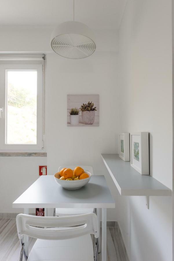 Light-Filled, Fully Renovated Apt Near Belem, By Timecooler Lisbon Luaran gambar